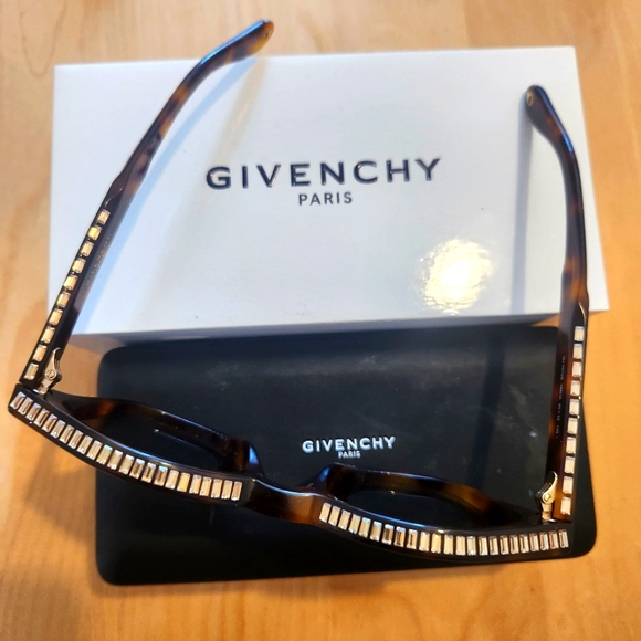 Givenchy Sunglasses - Picture 5 of 5